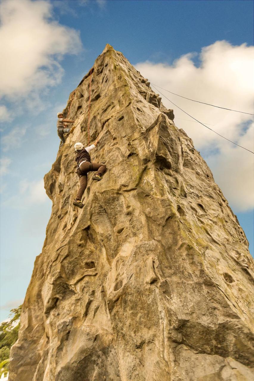 Aamby Valley City Lonavala Exterior foto Climber on the Needle