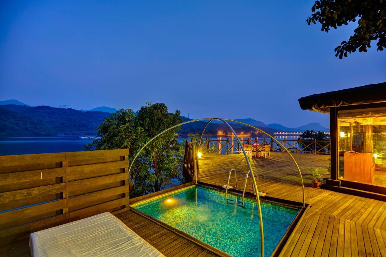 Aamby Valley City Lonavala Cameră foto The swimming pool at the hotel